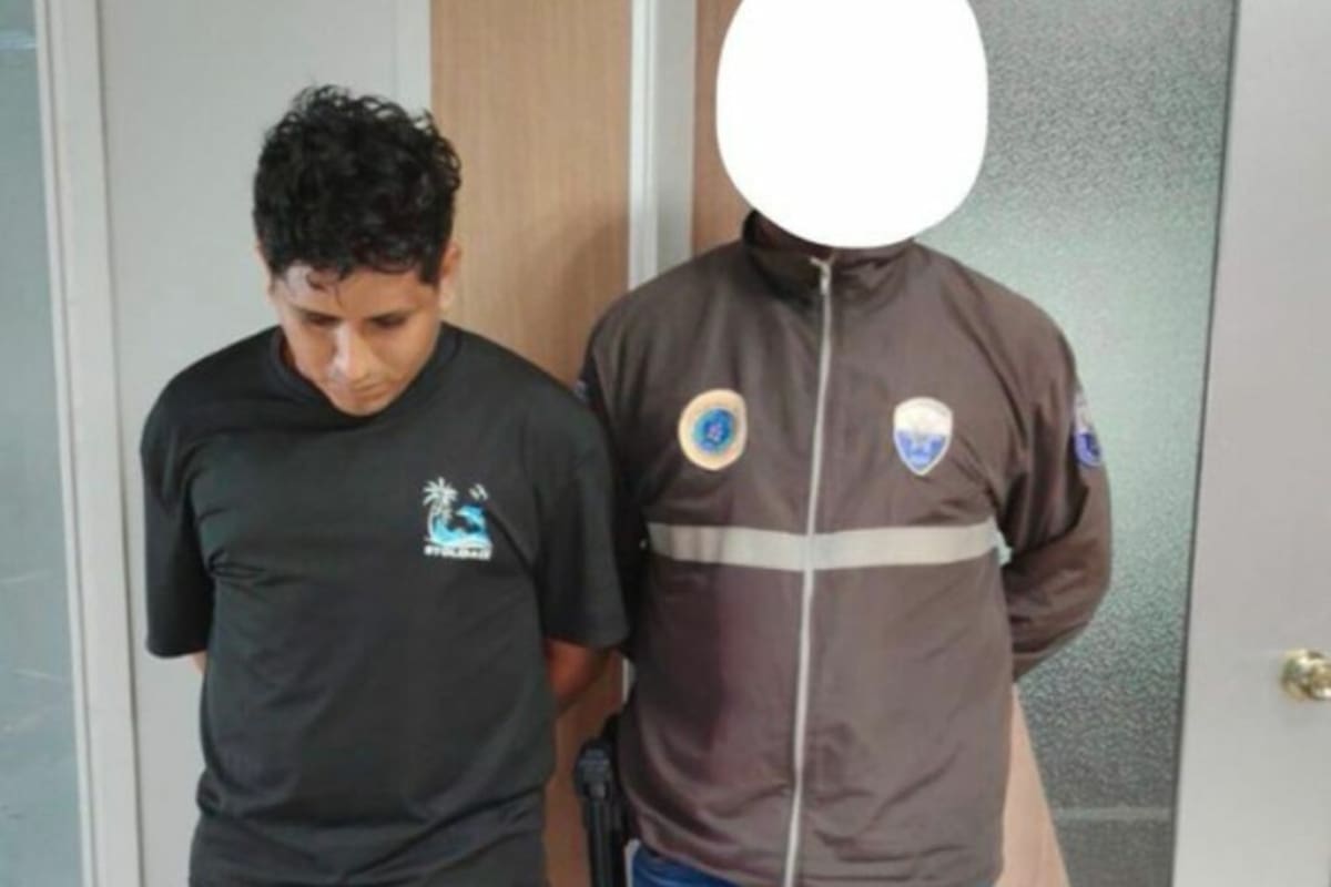 La Policía de Ecuador capturó este sábado a un hombre señalado de agredir violentamente a su pareja y a la hija de esta, una niña de nueve años, luego de que un video de la agresión se difundiera en redes sociales y ayudara a las autoridades a localizarlo.
