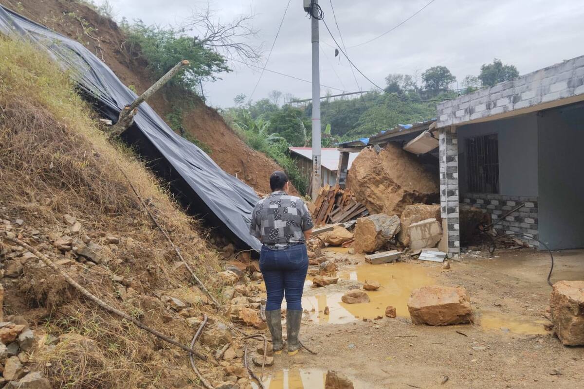 Yury Alejandra Ruiz observa los escombros que quedaron donde estaba la fachada de su casa, en el centro poblado rural La Gracia de Dios, vereda Angelinos.