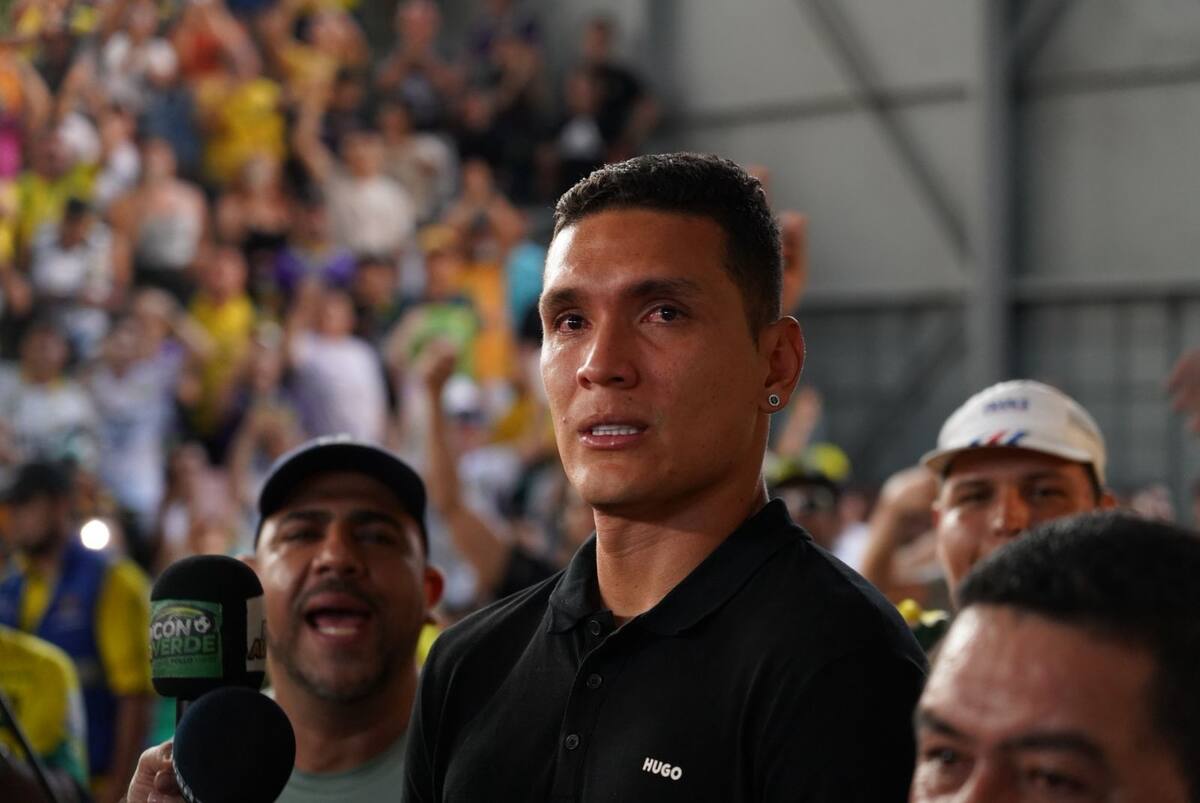 ¡Gracias, campeón!: Aldair Quintana se emocionó en homenaje de despedida que organizaron los hinchas. Foto: Juan Pablo Borrero.