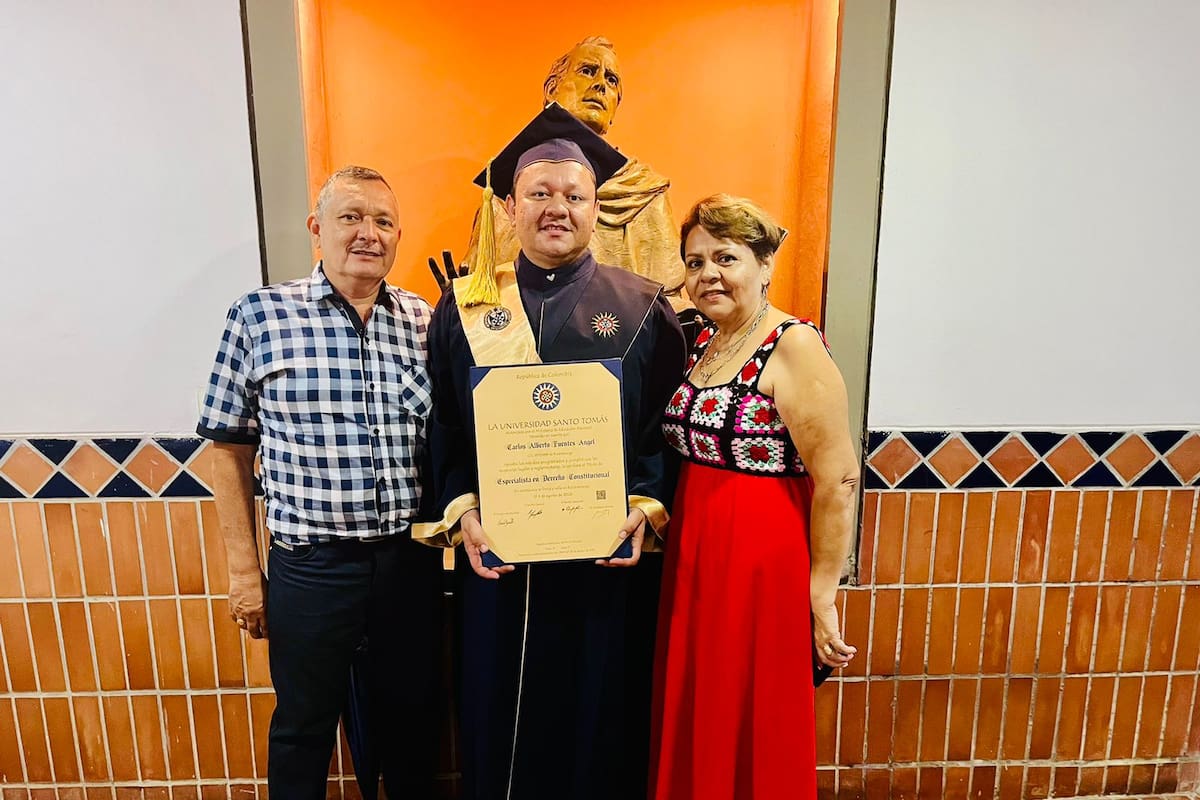 Carlos Alberto Fuentes Ángel se graduó en Especialista en Derecho Constitucional en la Universidad Santo Tomás de Aquino, acompañado de sus padres. Suministrada / VANGUARDIA