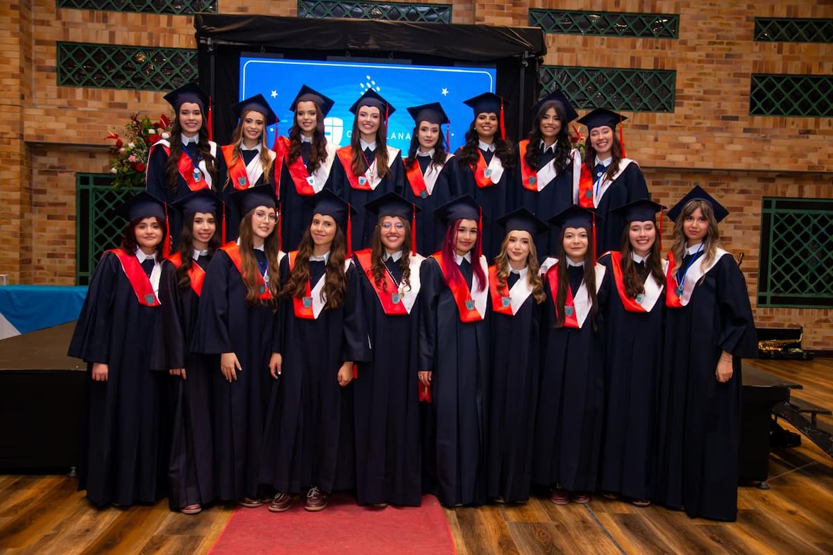 Grupo de las bachilleres de la promoción 2025-2026 del Colegio Aspaen Cantillana.