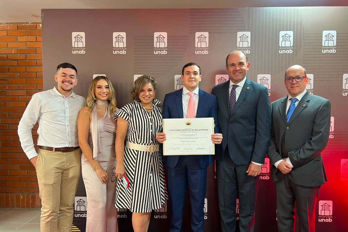Juan Camilo Rueda Sarmiento, Melissa Rivero Rincón, María Margarita Sarmiento, Juan Pablo Rueda Sarmiento; Juan Camilo Montoya Bozzi, rector de UNAB, y Luis Fernando Rueda Vivas. Suministrada / VANGUARDIA