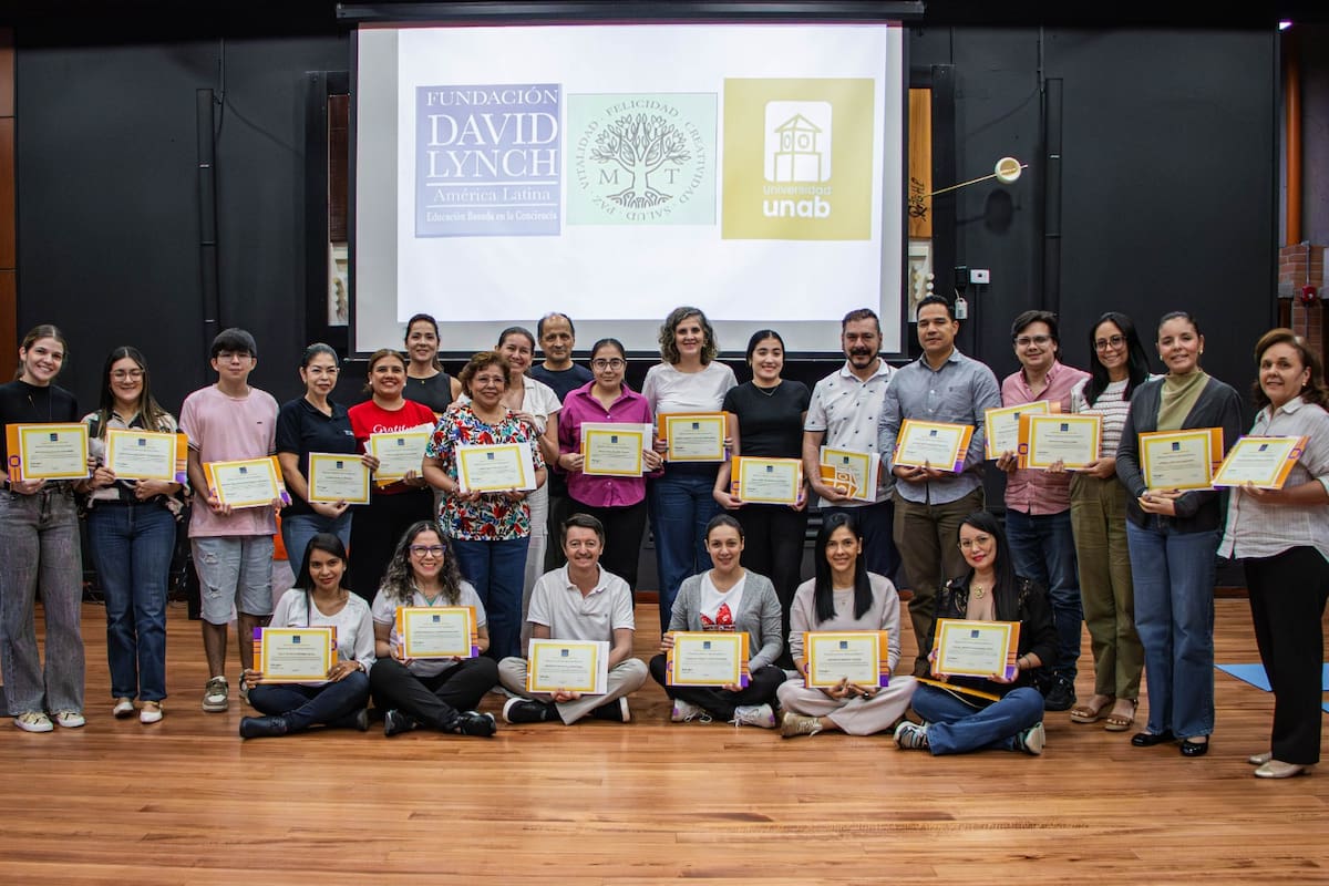 Este es el grupo de profesores y funcionarios administrativos de la UNAB que se graduaron de la primera cohorte del proceso formativo en Meditación Trascendental. Suministrada / VANGUARDIA