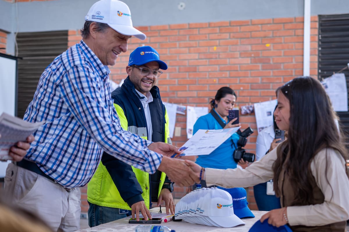 Estudiante de Vanguardia Kids en la Provincia recibe su diploma durante la ceremonia de graduación en California, un evento que destacó su formación en comunicación digital. (Foto Byron Pérez / VANGUARDIA)