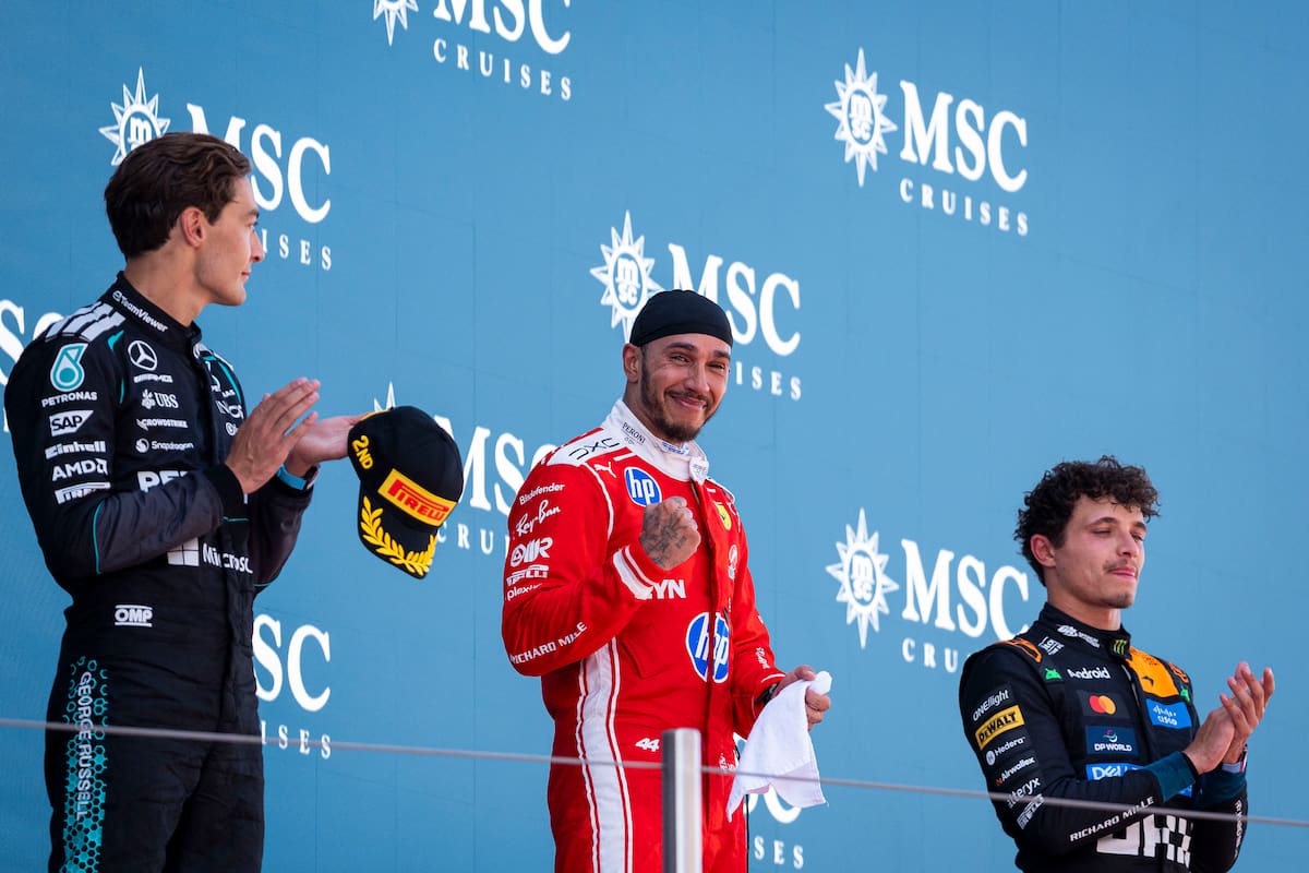 MONTMELÓ (BARCELONA) 14/06/2026.- El piloto inglés del equipo Ferrari Lewis Hamilton, celebra en el podio su victoria tras imponerse en el Gran Premio de Barcelona-Cataluña de Fórmula 1, junto a los ingleses George Russell (i), del equipo Mercedes, segundo, y Lando Norris, del equipo McLaren (d), tercero, este domingo en Barcelona. EFE/ Siu Wu