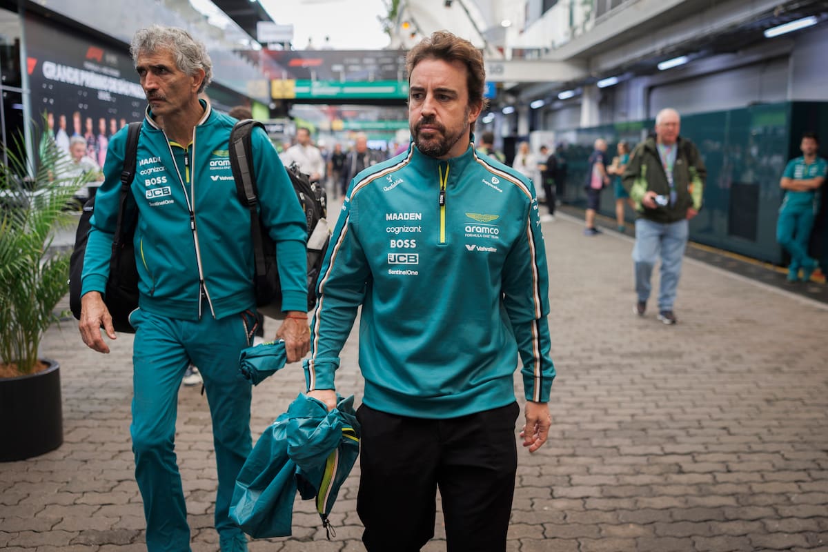 AMDEP8756. SAO PAULO (BRASIL), 08/11/2025.- El español Fernando Alonso de Aston Martin llega para participar este sábado en el tercer día de actividades del Gran Premio de Formula Uno en el circuito de Interlagos, en Sao Paulo (Brasil). EFE/ Isaac Fontana