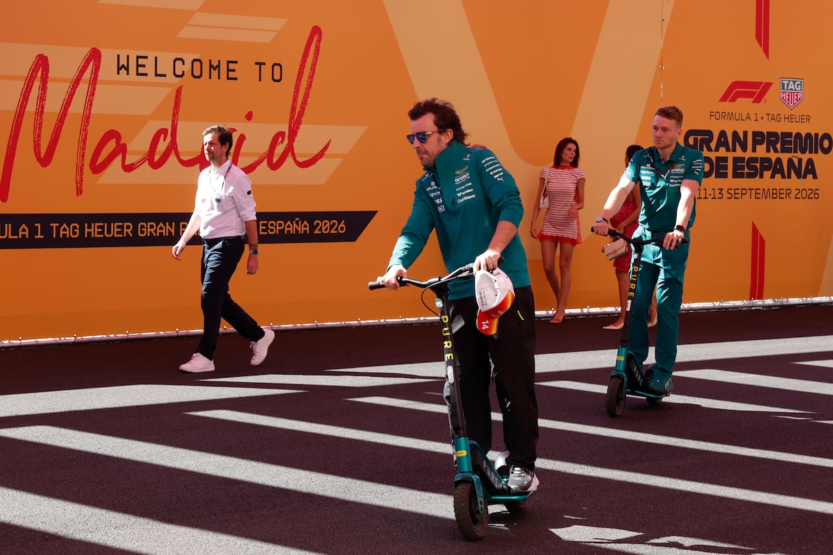 MADRID, 13/09/2026.- El piloto español de Fórmula Uno Fernando Alonso (c), de la escudería Aston Martin, este domingo previo al Gran Premio de España de Fórmula Uno en el nuevo circuito de Madring en Madrid. EFE/ J.J.Guillen