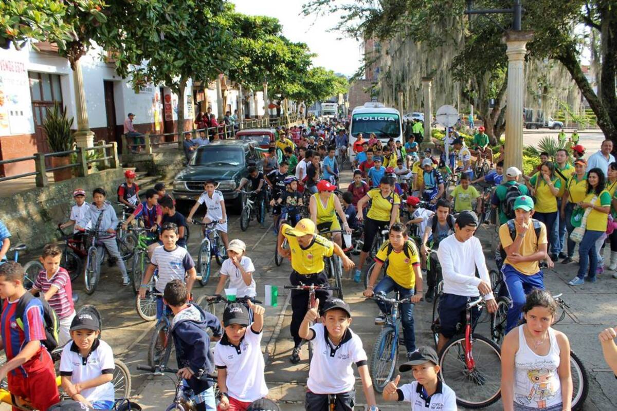 Desde Puente Nacional hasta Guavatá, los niños, jóvenes y adultos participaron en el ciclopaseo organizado por la Policía con el apoyo de las Administraciones de Puente Nacional y Guavatá, comerciantes y hoteleros. (Foto: Suministrada /VANGUARDIA LIBERAL )