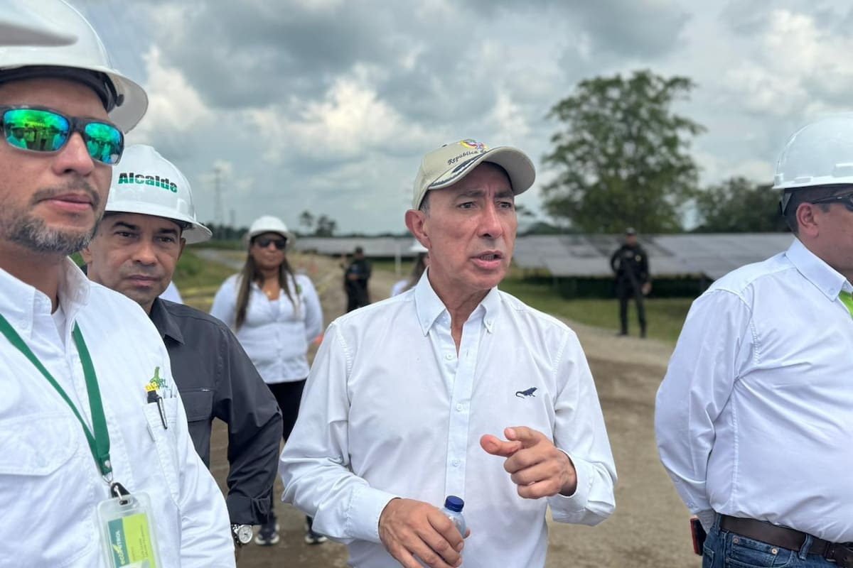 El presidente de Ecopetrol, Ricardo Roa Barragán, inauguró La Granja Solar La Iguana (Foto suministrada por Ecopetrol / VANGUARDIA).