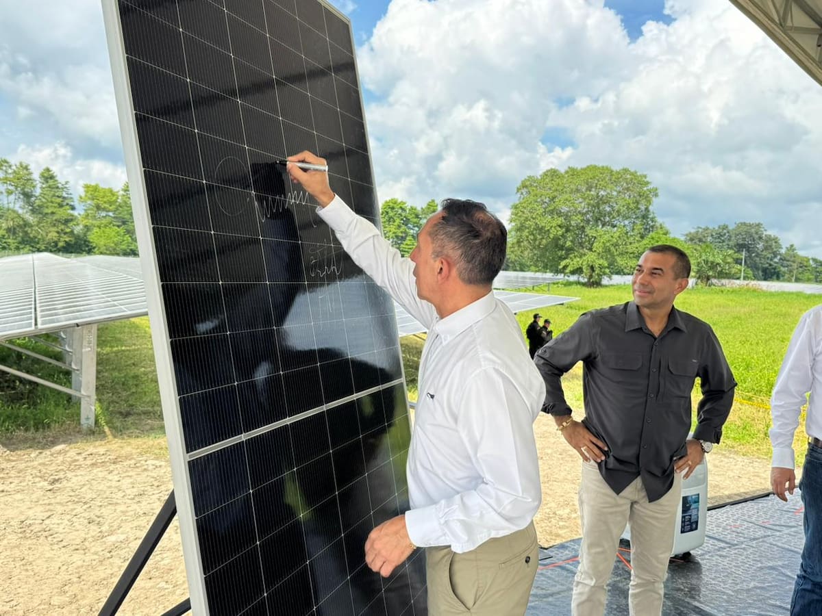 El presidente de Ecopetrol, Ricardo Roa Barragán, inauguró La Granja Solar La Iguana (Foto suministrada por Ecopetrol / VANGUARDIA).