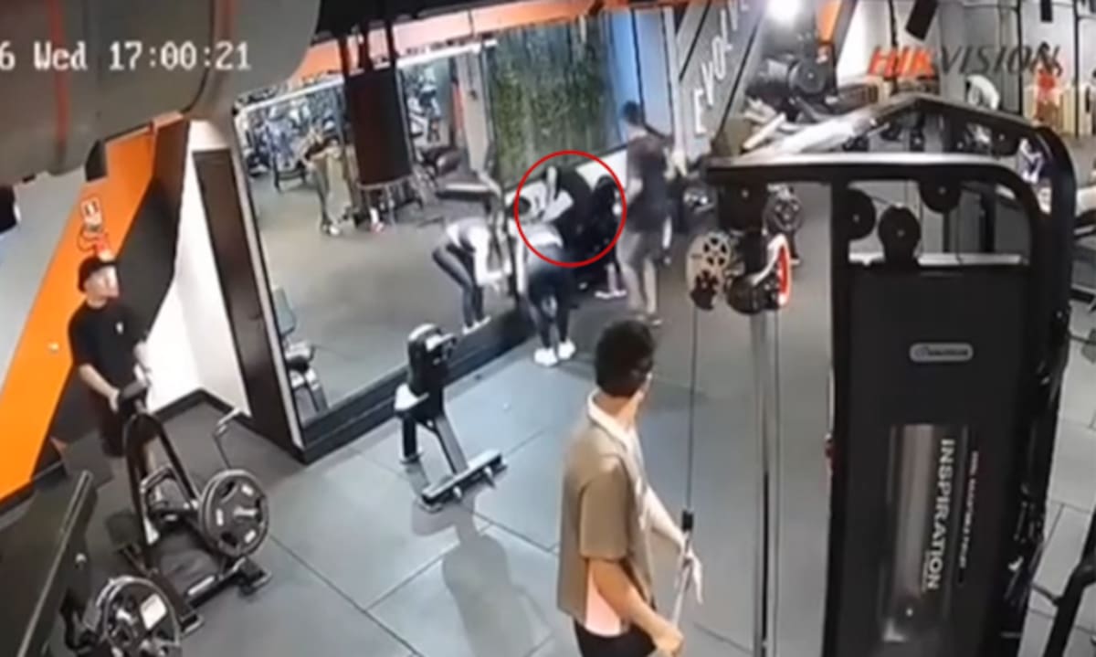 Una joven de 19 años sufrió rotura de ambas rodillas en un gimnasio de Brasil cuando 180 kilos de peso se le cayeron encima durante un ejercicio de piernas.