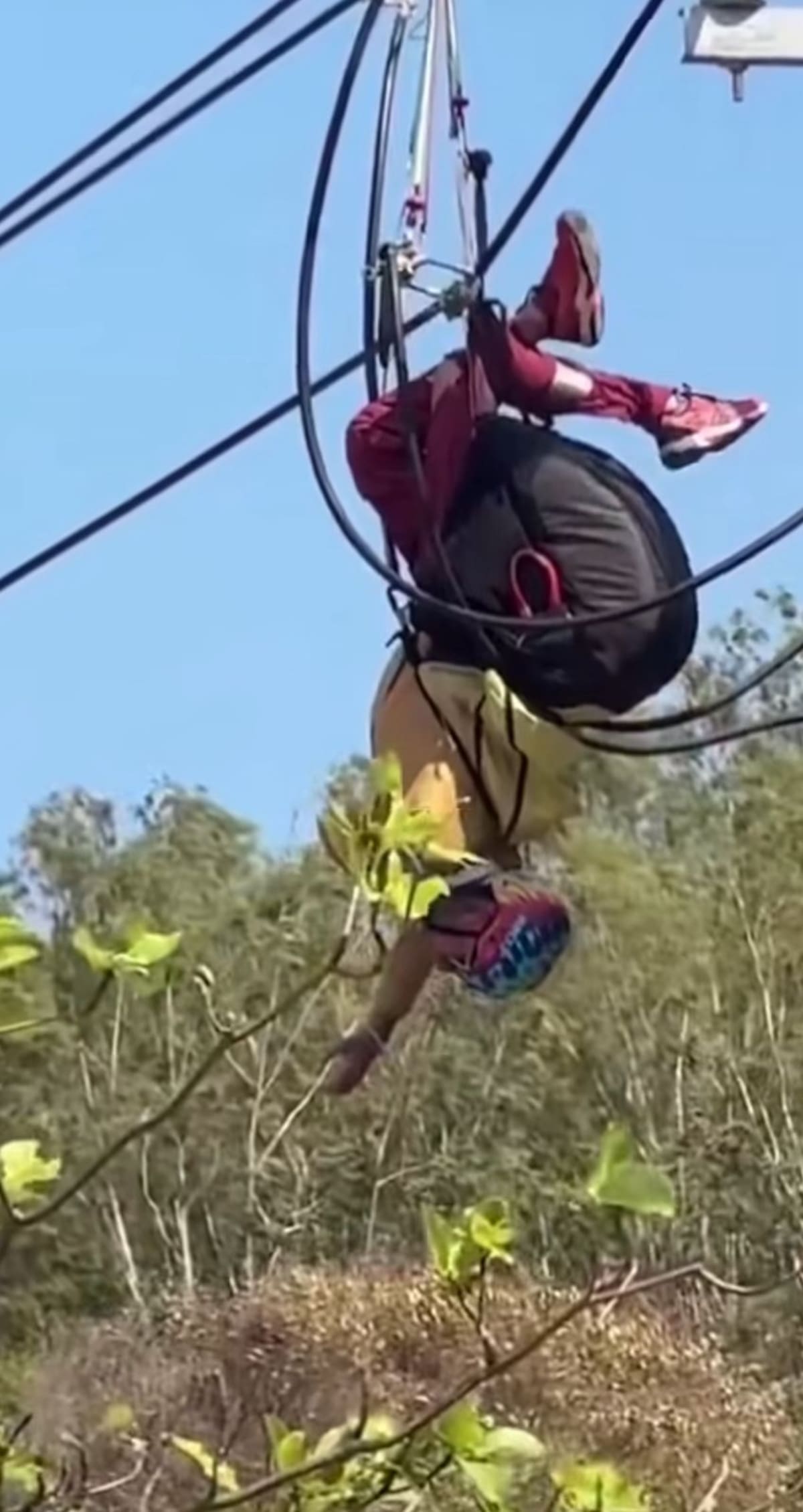Hombre cayó a un parapente y quedó atrapado en cables eléctricos.