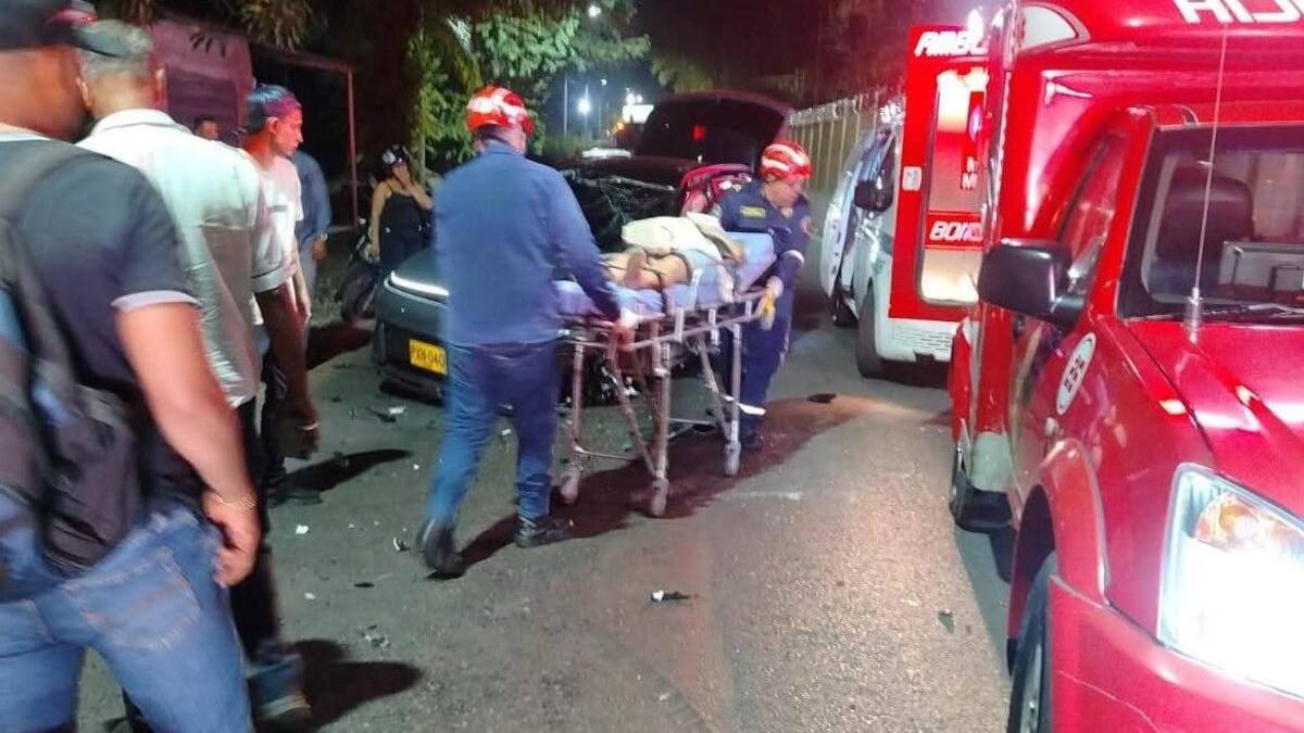 Grave choque entre taxi y camioneta dejó cuatro heridos en vía de Santander