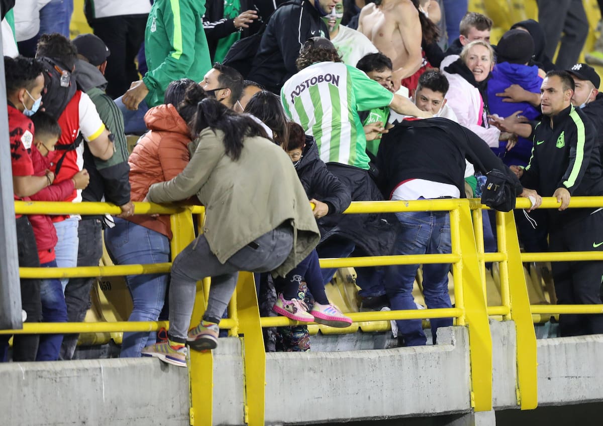 Por disturbios se suspende indefinidamente ingreso a El Campín. Graves disturbios se presentaron en el Campín durante el juego entre Santa Fe y Nacional hoy 3 de agosto del 2021. FOTO MAURICIO MORENO EL TIEMPO Crédito: CEET Fotógrafo: MAURICIO MORENO