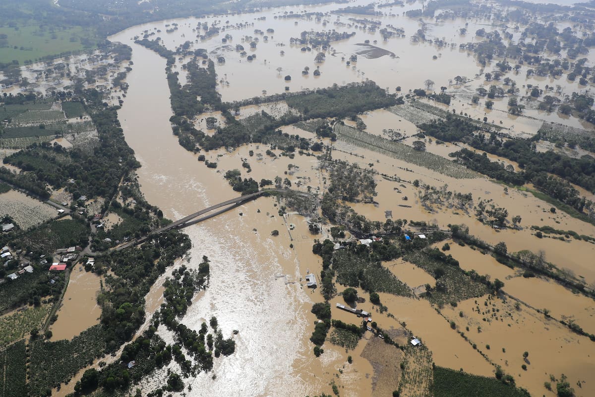 Fotografía que muestra una zona afectada este jueves por inundaciones en zona rural del sur del departamento de Córdoba (Colombia). Miles de familias resultaron damnificadas por las intensas lluvias de los últimos días en el norte de Colombia, donde el desbordamiento de los ríos San Jorge y Sinú provocó inundaciones en amplias zonas rurales y urbanas, incluida Montería, capital del departamento caribeño de Córdoba. EFE/ Carlos Ortega
