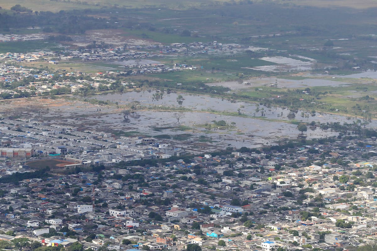 Fotografía que muestra una zona afectada este jueves por inundaciones en zona rural del sur del departamento de Córdoba (Colombia). Miles de familias resultaron damnificadas por las intensas lluvias de los últimos días en el norte de Colombia, donde el desbordamiento de los ríos San Jorge y Sinú provocó inundaciones en amplias zonas rurales y urbanas, incluida Montería, capital del departamento caribeño de Córdoba. EFE/ Carlos Ortega