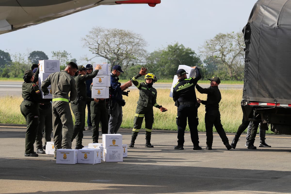 Integrantes de la Policía Nacional, de la Unidad Nacional para la Gestión del Riesgo de Desastres (UNGRD) y de la Fuerza Aeroespacial Colombiana transportan ayuda humanitaria este jueves, en el aeropuerto Los Garzones en Montería (Colombia). Miles de familias resultaron damnificadas por las intensas lluvias de los últimos días en el norte de Colombia, donde el desbordamiento de los ríos San Jorge y Sinú provocó inundaciones en amplias zonas rurales y urbanas, incluida Montería, capital del departamento caribeño de Córdoba. EFE/ Carlos Ortega