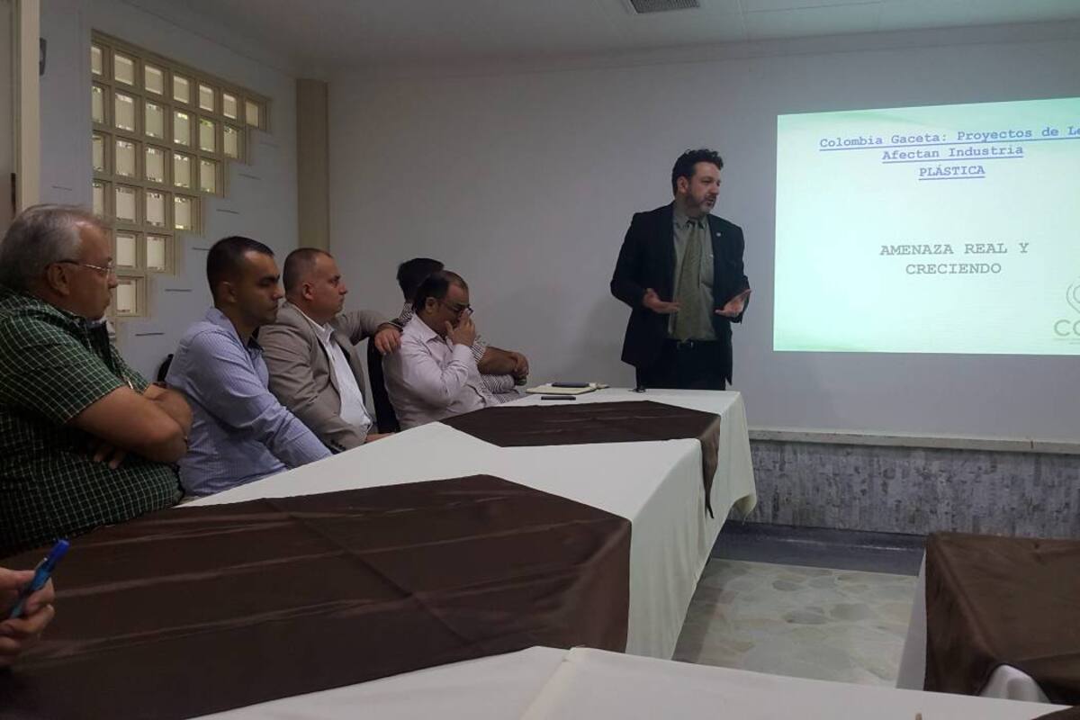 Después de recorrer Bogotá, Cali, Medellín y Barranquilla, la Cámara Colombiana del Plástico realizó un encuentro en el Club Unión de Bucaramanga para dar a conocer las acciones que adelanta el gremio sobre el impuesto a la bolsa plástica. El próximo destino es Cúcuta. (Foto: Suministrada / VANGUARDIA LIBERAL)