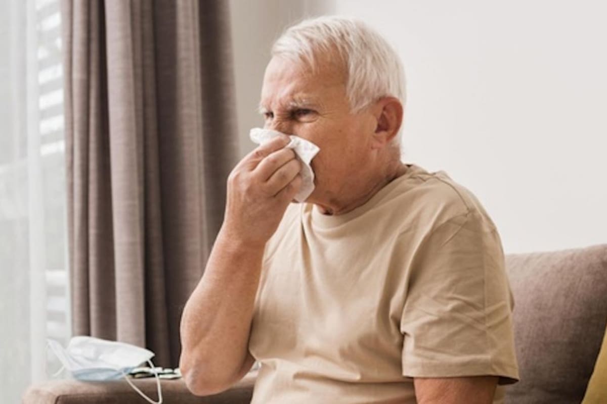 Estudio internacional descubre el factor que agrava la gripe en personas mayores.