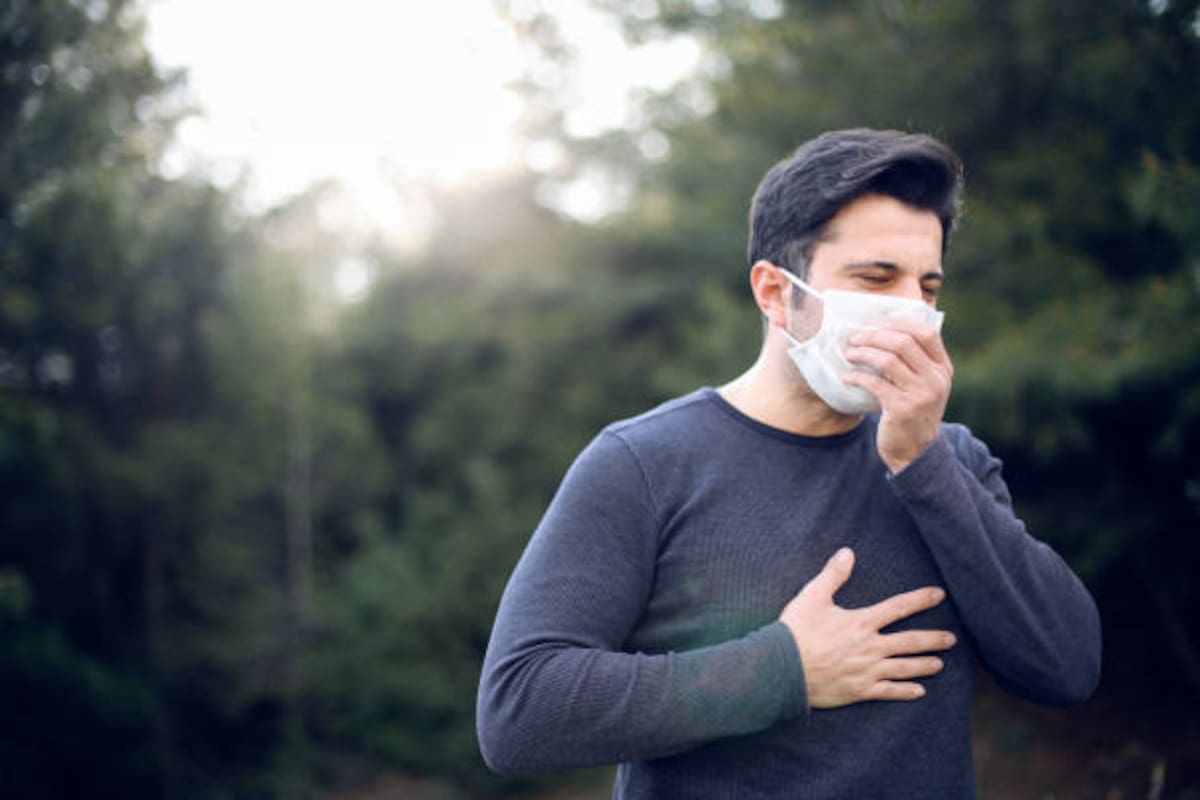 El uso de tapabocas puede ser una medida de protección cuando una persona presenta síntomas respiratorios y debe estar cerca de otras personas.