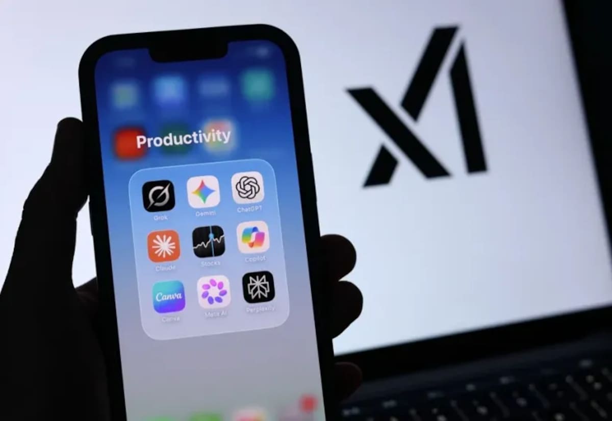 Fotografía de archivo que muestra aplicaciones de inteligencia artificial (IA) en un móvil, frente a una pantalla con el logo de xAI, compañía de Elon Musk. Foto: EFE