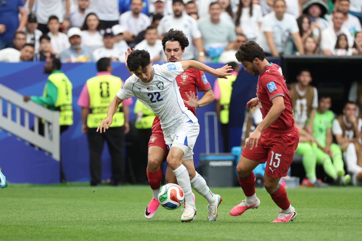 HOUSTON (EEUU), 23/06/2026.- El defensa portugués Renato Veiga (d) presiona al delantero de Uzbekistán Abbosbek Fayzullaev durante el partido del Grupo K del Mundial 2026 que disputan las selecciones nacionales de Portugal y Uzbekistán en el estadio Houston (EEUU). EFE/ Kenneth Fernández