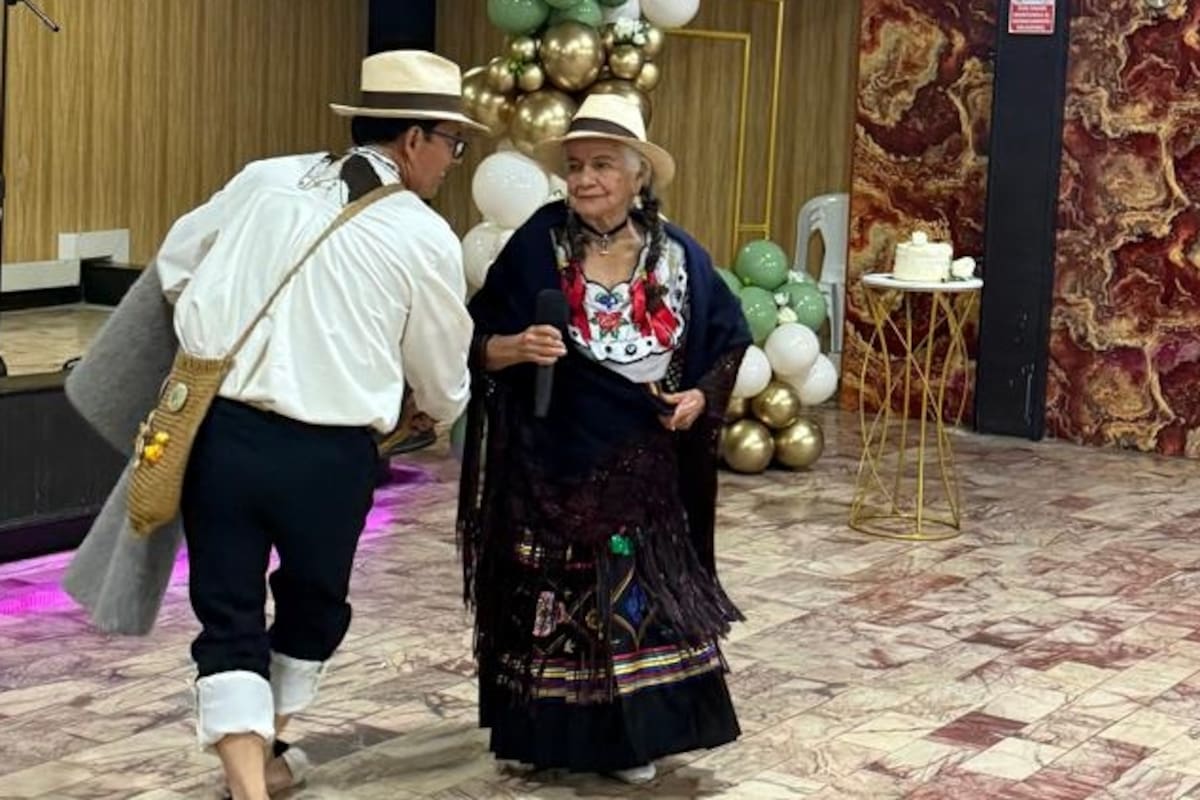 Doña Felicitas con su pareja de baile, Edgar Becerra. Foto suministrada/VANGUARDIA