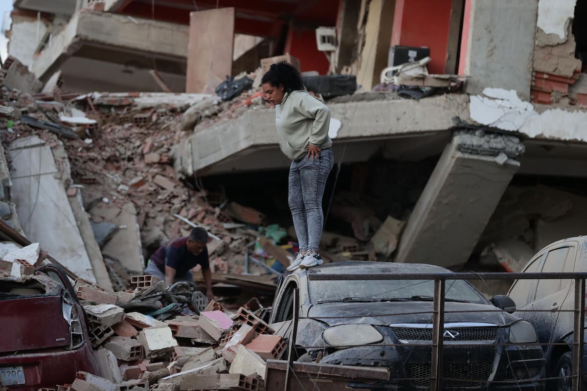 Residentes entre los escombros de un edificio en ruinas por los terremotos, en la localidad de Catia La Mar, en el estado costero de La Guaira (Venezuela) este jueves. EFE/ Ronald Pena R.