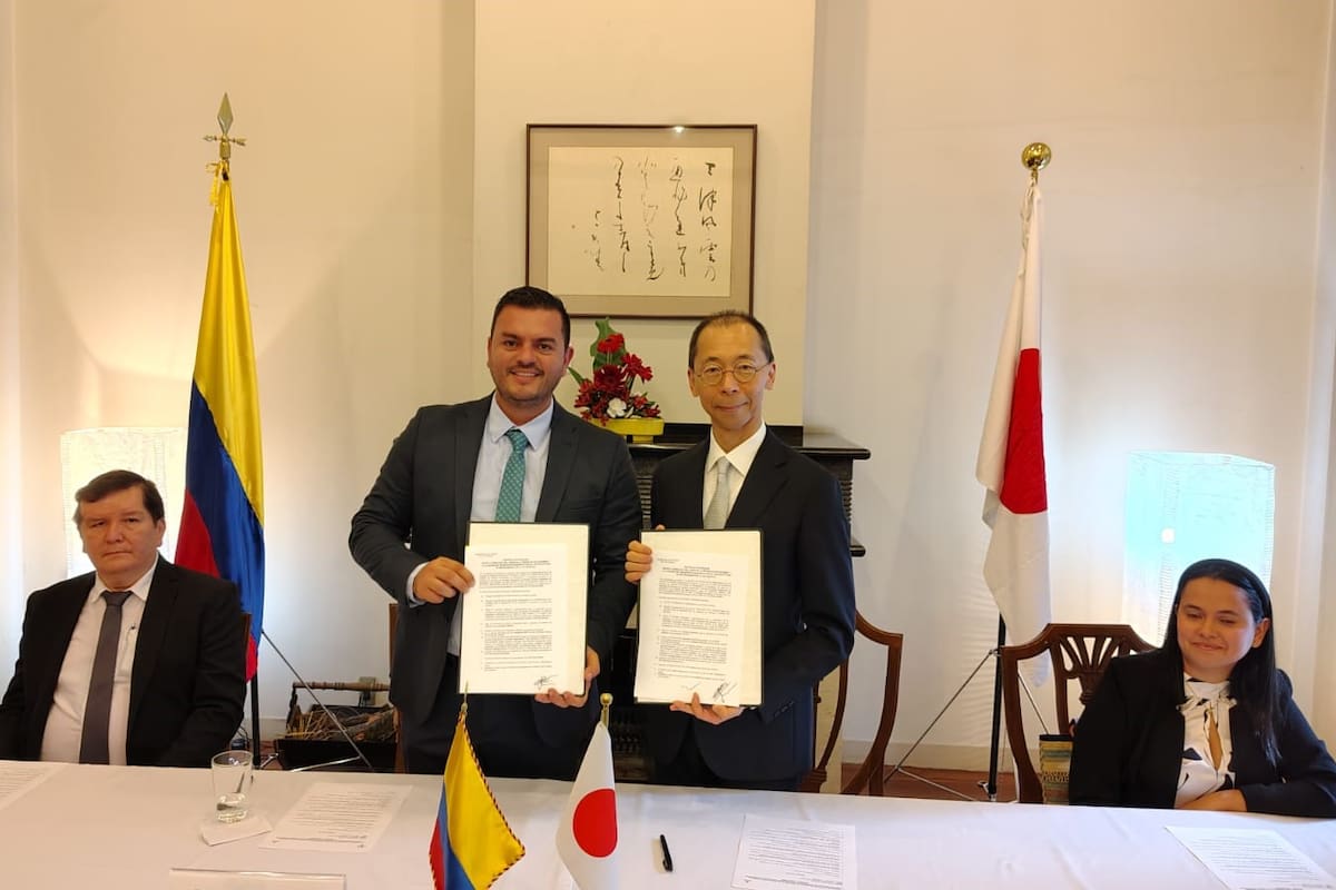 El alcalde de Guapota, Edisson Cortés Vallejo y Shimizu Toru, embajador de Japón en Colombia, oficializaron la firma del convenio de cooperación internacional.