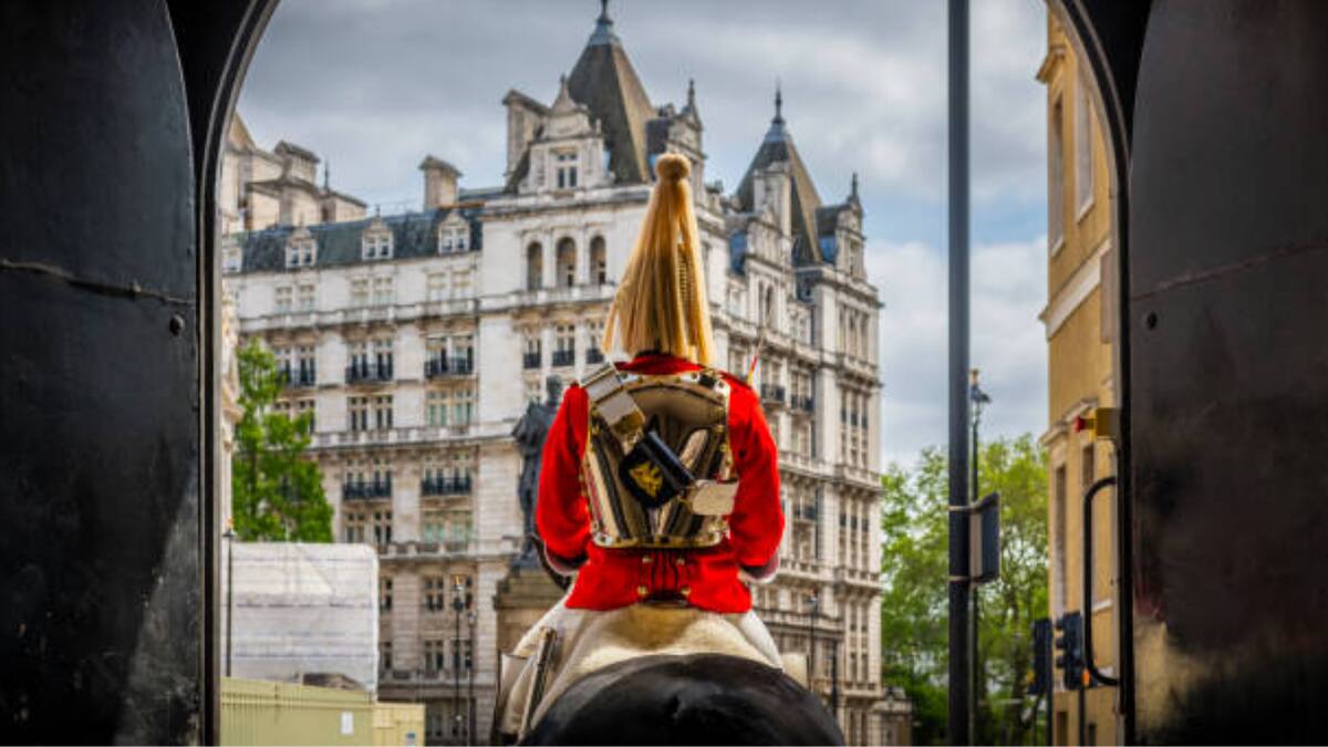 Los guardias reales están entrenados para permanecer inmóviles durante largos periodos y solo pueden reaccionar si se ve comprometida la seguridad o se interfiere en su labor. Imagen de referencia tomada de: Istock.