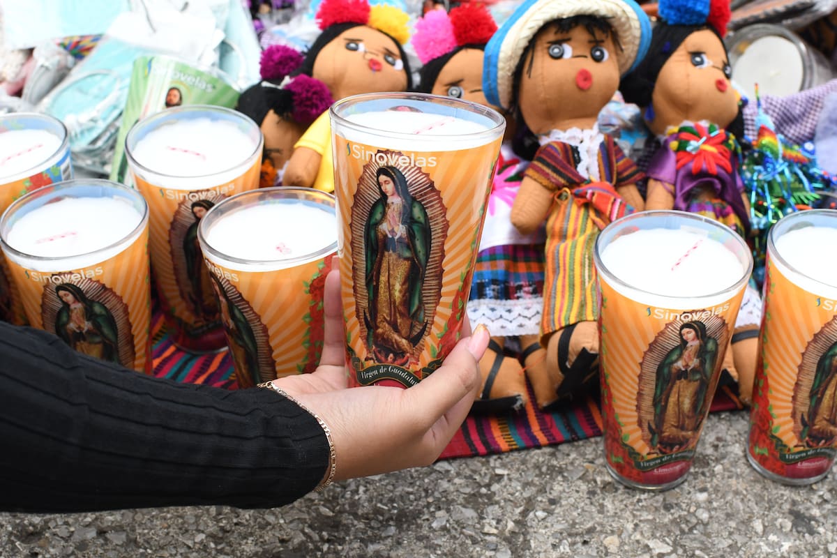 Una persona sostiene una vela con la imagen de la Virgen de Guadalupe este jueves, en Ciudad de Guatemala (Guatemala).