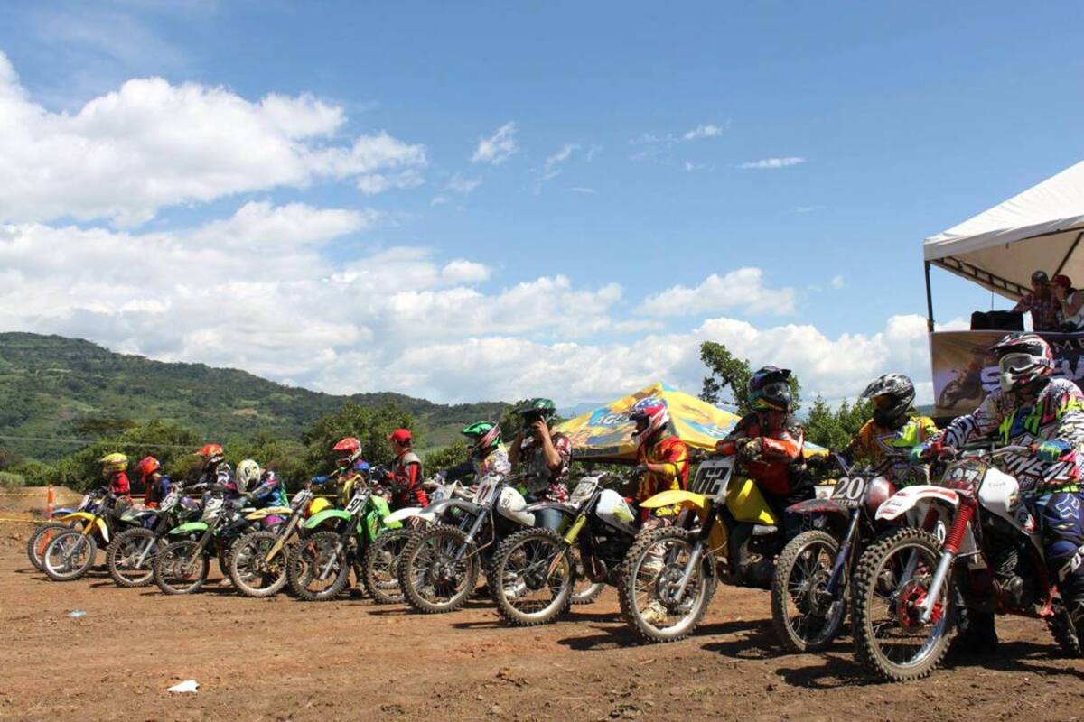 La válida de motocross contó con un recorrido de 30 kilómetros y rindió homenaje a Sebastián Cardona. (Foto: Fotos: Suministradas / VANGUARDIA LIBERAL)