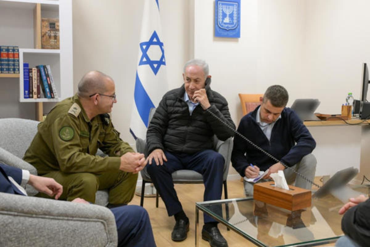 Primer ministro israelí, Benjamin Nethanyahu, "ordenando la eliminación de altos funcionarios del régimen iraní".
Foto: EFE.