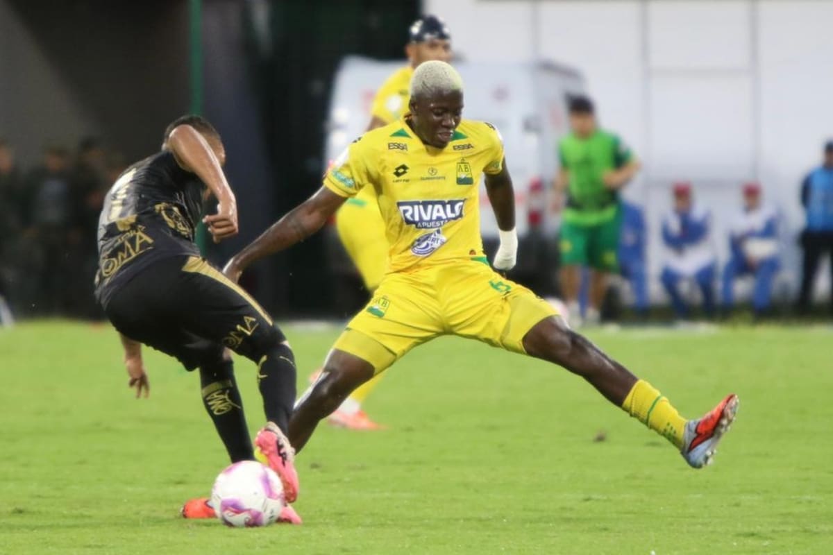 Gustavo Charrupí se afianzó en la nómina titular de Atlético Bucaramanga. Foto: Jaime Moreno.