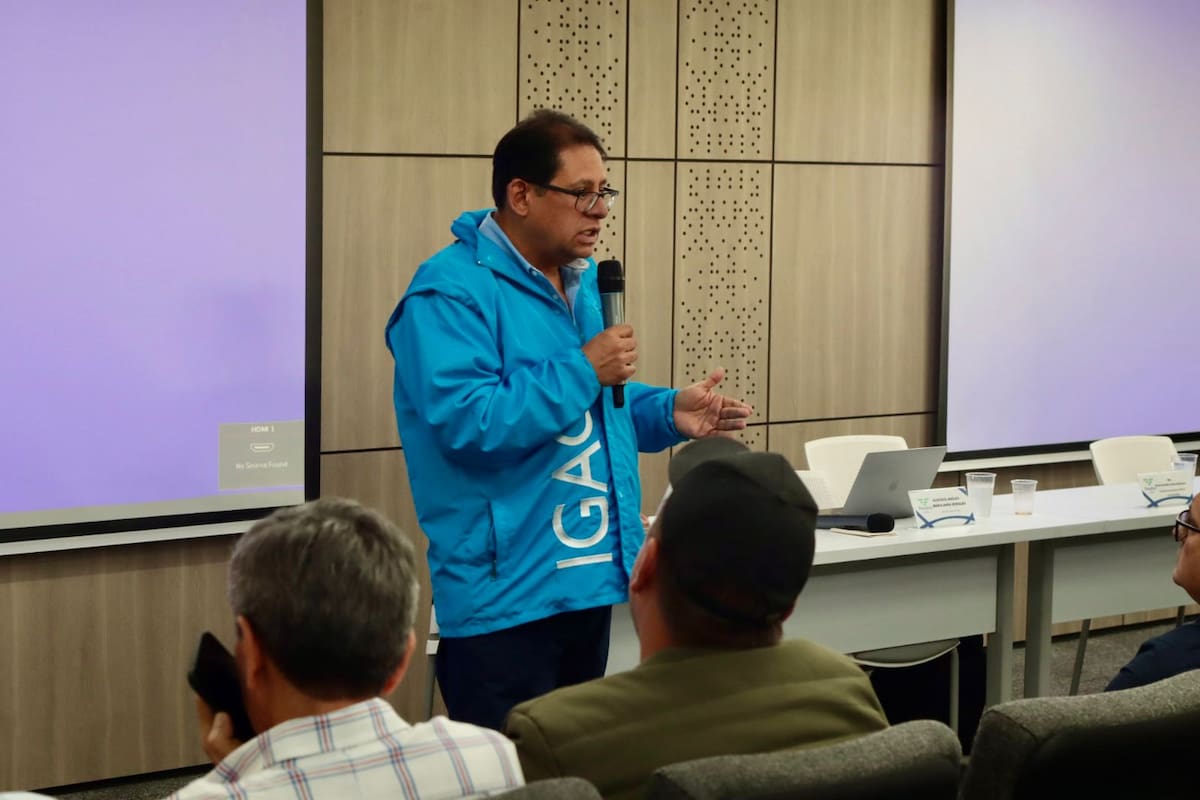 Gustavo Marulanda Morales, director nacional del IGAC, se reunió con autoridades y comunidades de las provincias Guanentá y Comunera.