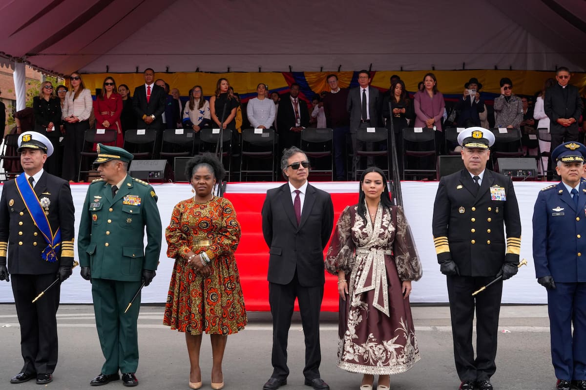 Fotografía cedida por la Presidencia de Colombia que muestra a su mandatario, Gustavo Petro (c); la vicepresidenta de Colombia, Francia Márquez (c-i), y la ministra de Defensa de Colombia encargada, Angélica Verbel López (c-d), posando durante la celebración del Día de la Independencia de Colombia, este lunes en Bogotá. EFE/ Presidencia de Colombia