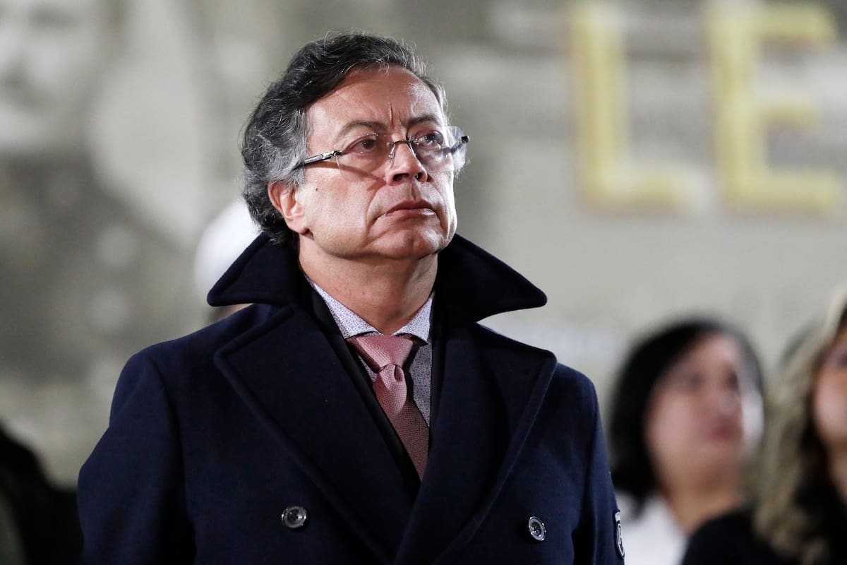 El presidente de Colombia, Gustavo Petro, asiste a una ceremonia de ascensos militares este lunes, en Bogotá (Colombia).