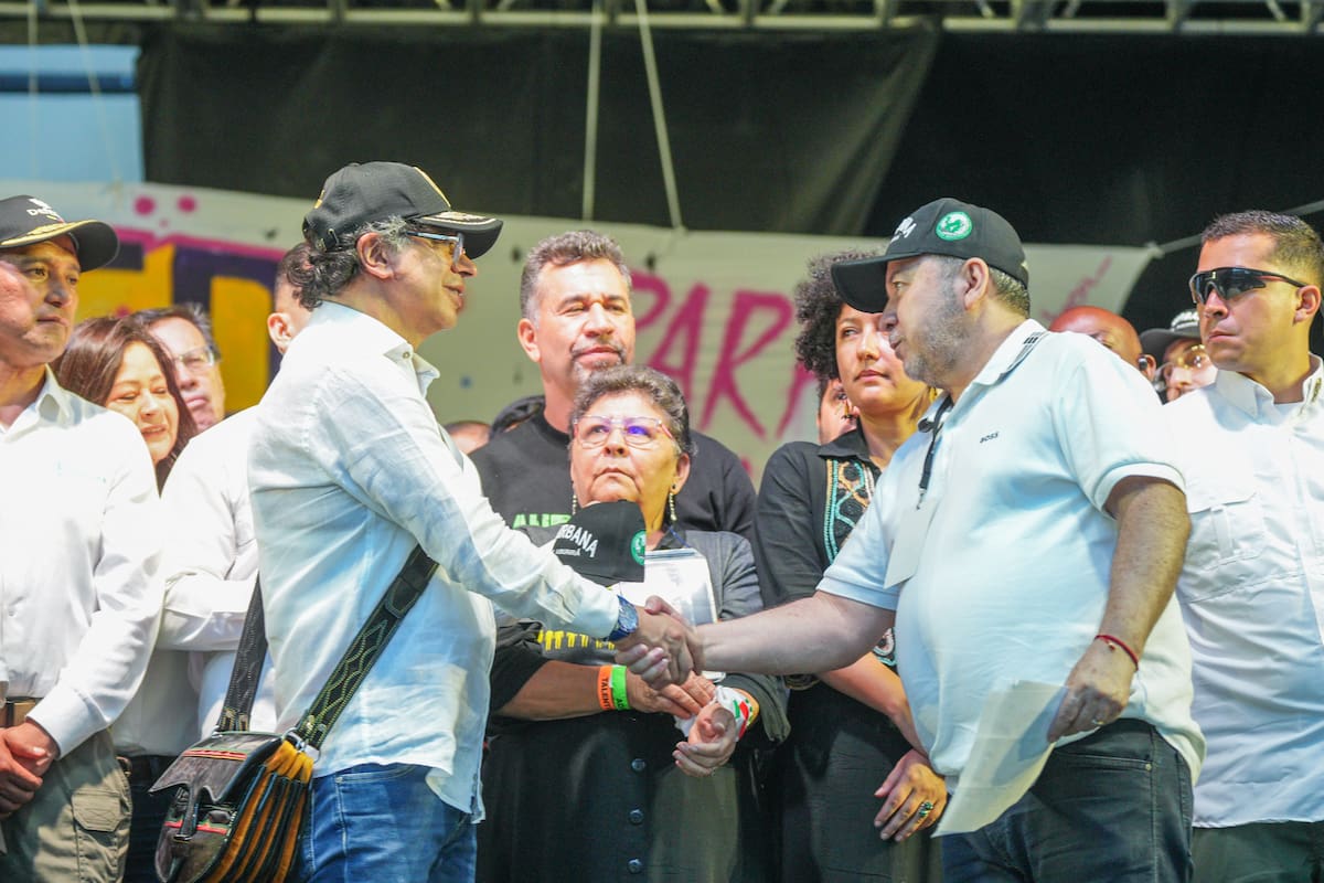 El 21 de junio de 2025 jefes delincuenciales acompañaron a Gustavo Petro en la tarima de la plazoleta de La Alpujarra, durante uno de los eventos más controvertidos de su gestión.