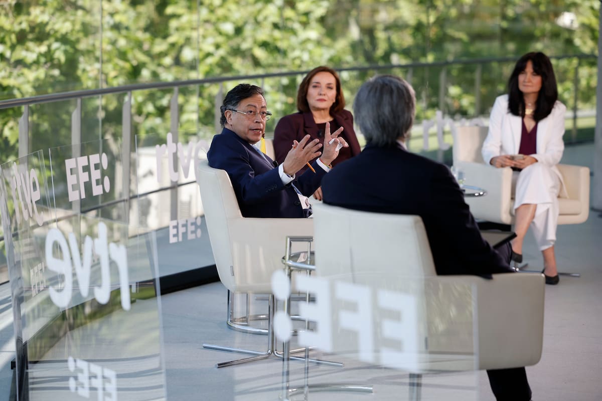 El presidente Colombia, Gustavo Petro junto a la presentadora de TVE, Pepa Bueno la directora de Internacional de la Agencia EFE, Emilia Pérez y el jefe del área de información internacional de RNE, Juan Tato Suárez durante la segunda entrega de 'Los Desayunos' de RTVE y la Agencia EFE celebrado en Barcelona este viernes.
Foto: EFE/ Alberto Estévez