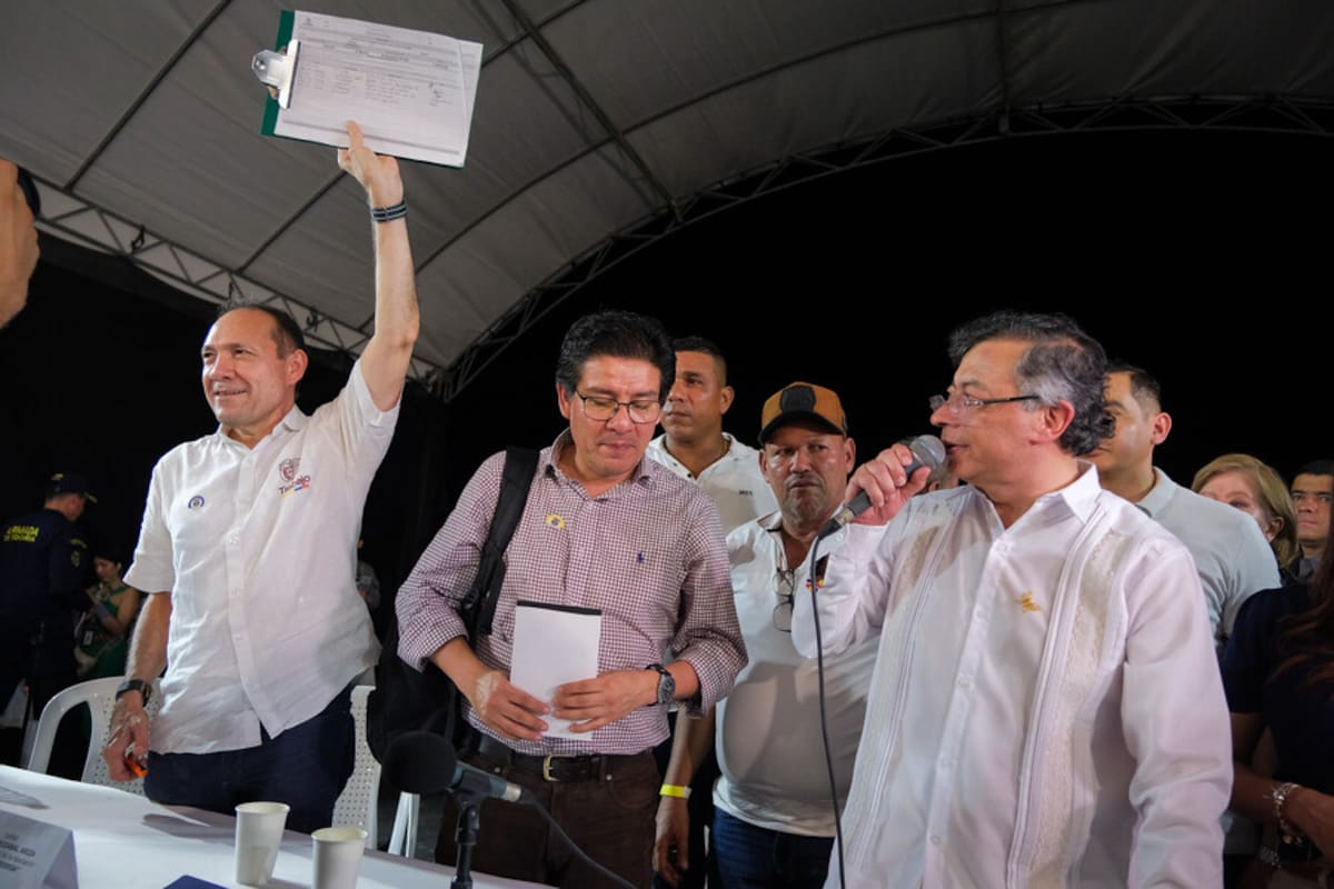El presidente Gustavo Petro durante su intervención en la Plaza de la Paz de Barranquilla, escenario escogido para el cierre de su recorrido por la Costa Norte colombiana.
