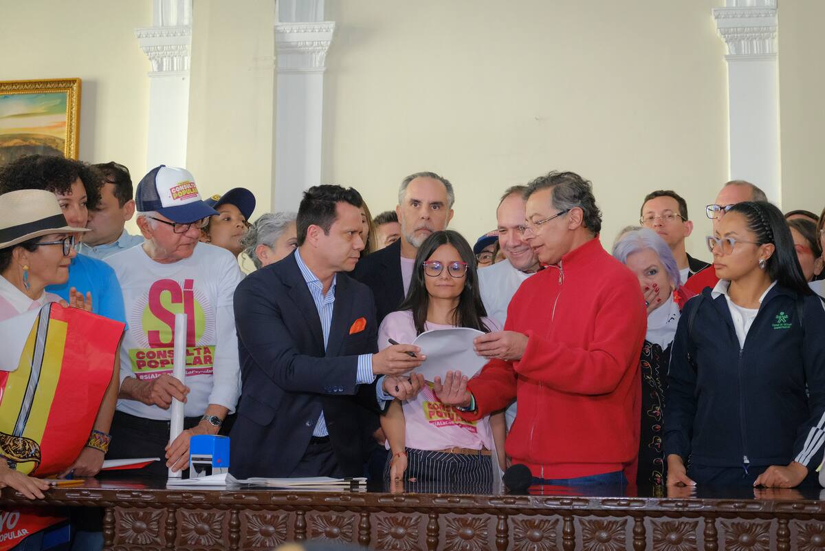 Gustavo Petro, entregó este jueves al Senado las doce preguntas que quiere someter a consulta popular, centradas en la reforma laboral que fue archivada en marzo pasado por la Comisión Séptima de esa corporación. Foto: Ovidio González / Presidencia