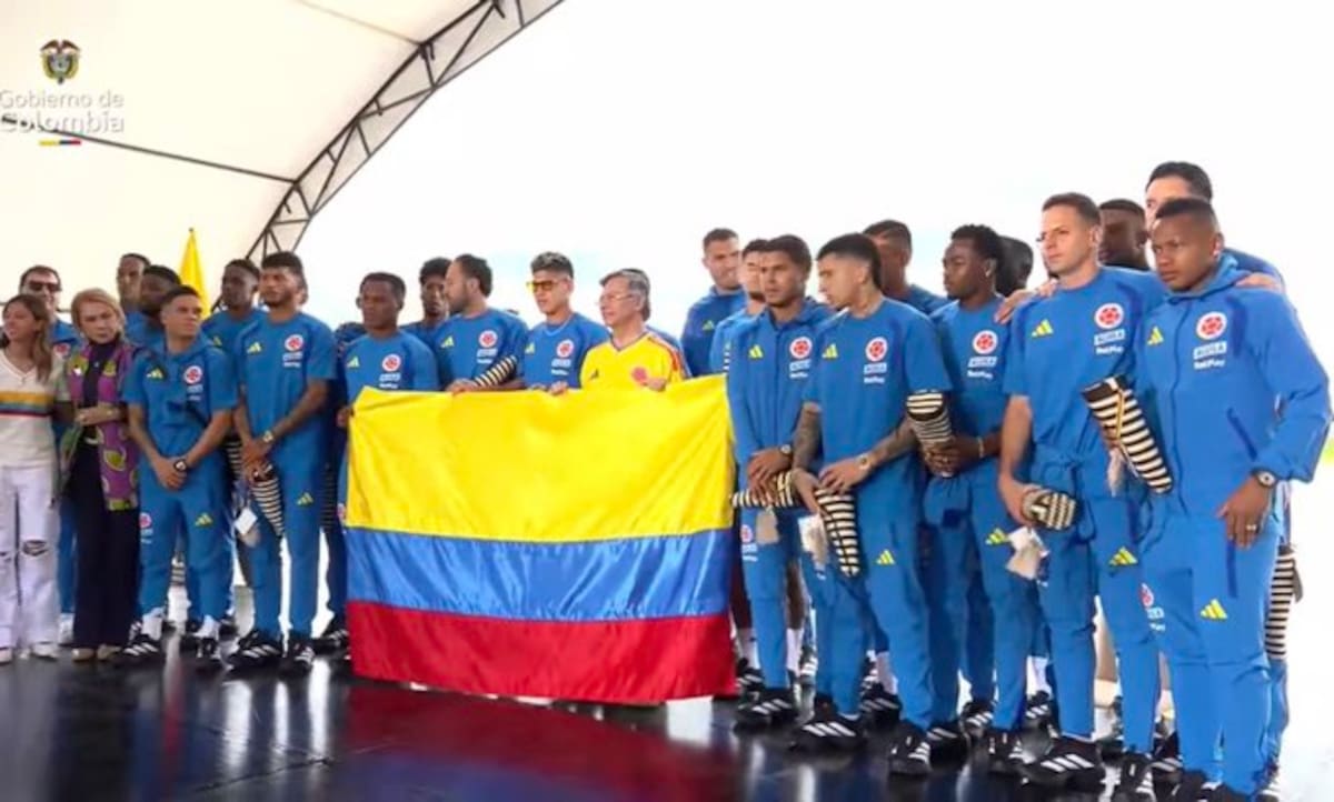 Este jueves 4 de junio se realizó el acto protocolario de la entrega del pabellón nacional por parte del presidente Gustavo Petro, a la Selección Colombia quien parte desde CATAM a San Diego, Estados Unidos.