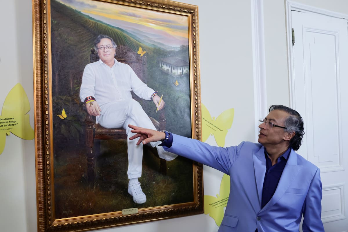 AME5797. BOGOTÁ (COLOMBIA), 03/08/2026.- El presidente de Colombia, Gustavo Petro, observa su retrato presidencial realizado por el pintor Jaime Rojas, este lunes, en la Casa de Nariño en Bogotá (Colombia). EFE/ Carlos Ortega