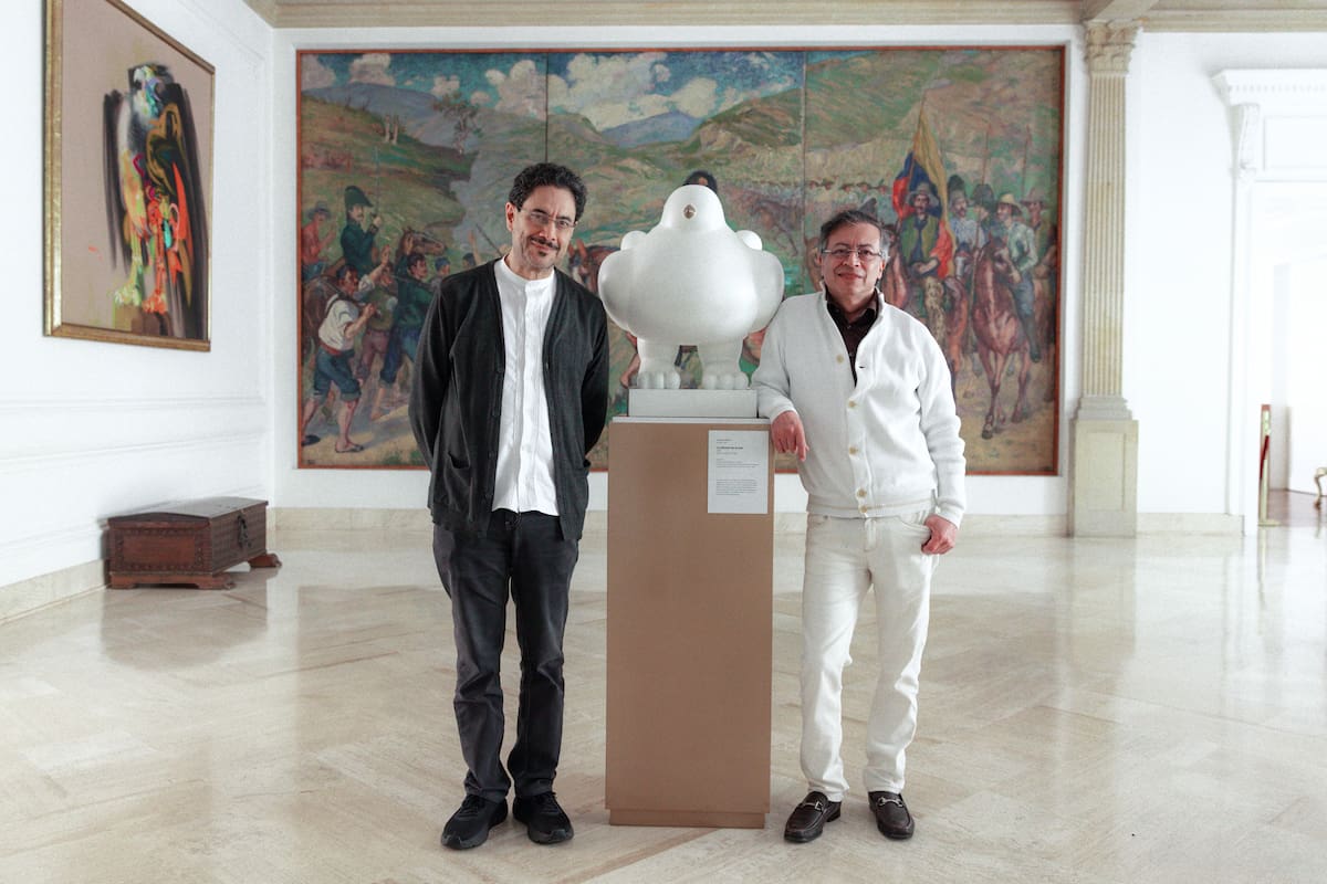 Fotografía cedida por la Presidencia de Colombia que muestra al mandatario colombiano, Gustavo Petro (d), posando junto al excandidato a la Presidencia de Colombia Iván Cepeda este viernes, durante su encuentro en Bogotá (Colombia).