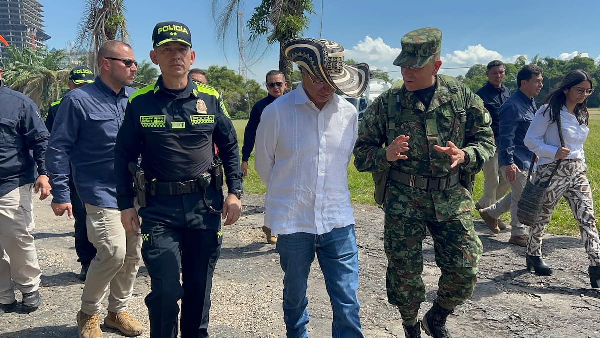 Campesinos del Magdalena Medio reciben títulos de propiedad de tierras que fueron despojadas por grupos paramilitares. La entrega fue encabezada por el presidente Gustavo Petro como parte de su política de reforma agraria y reparación histórica.