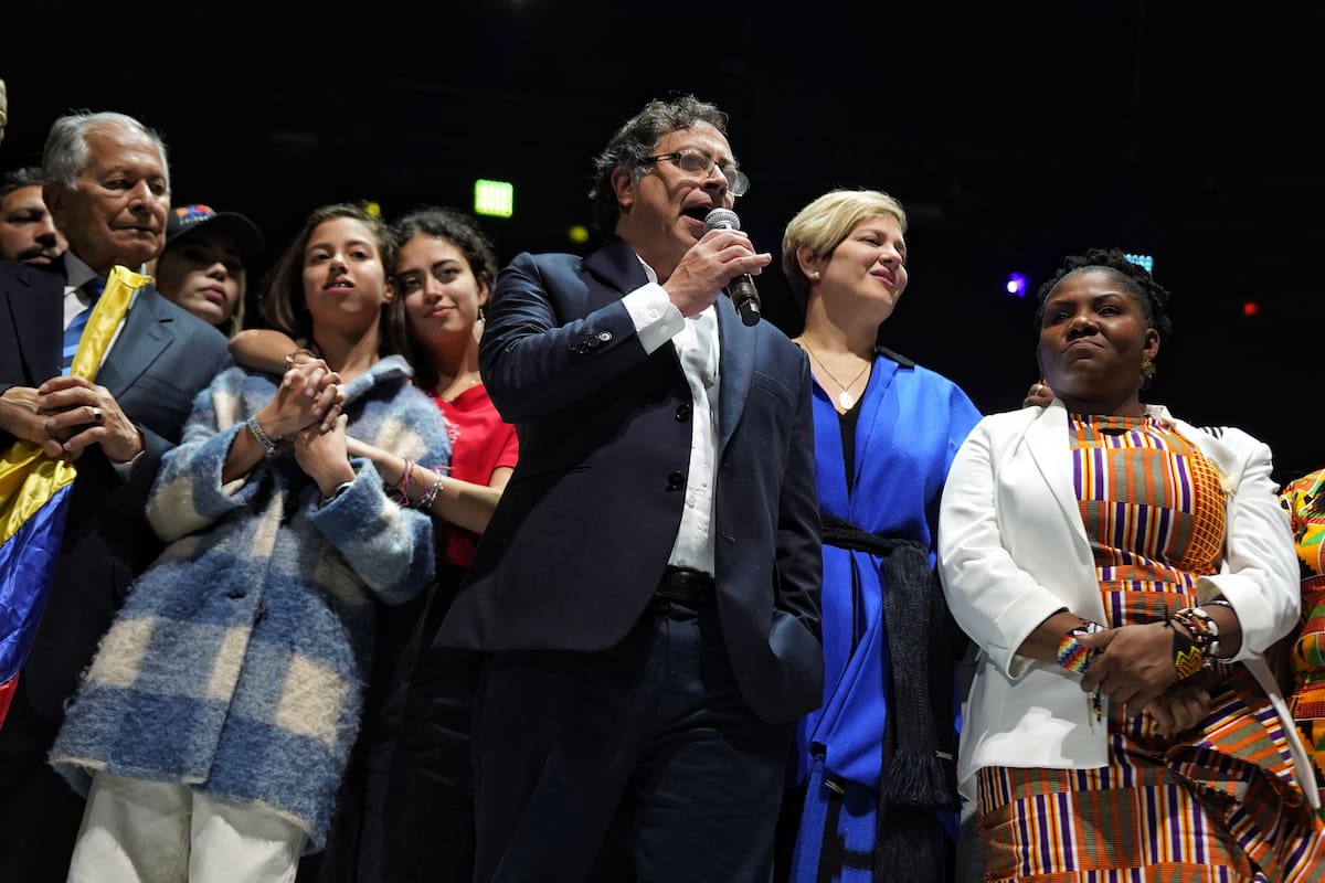 Alias 'Iván Mordisco' y otros guerrilleros, en un chat hablan del apoyo a la campaña de Petro y que "se hizo a través de Francia Márquez", la actual vicepresidenta. Foto: Colprensa