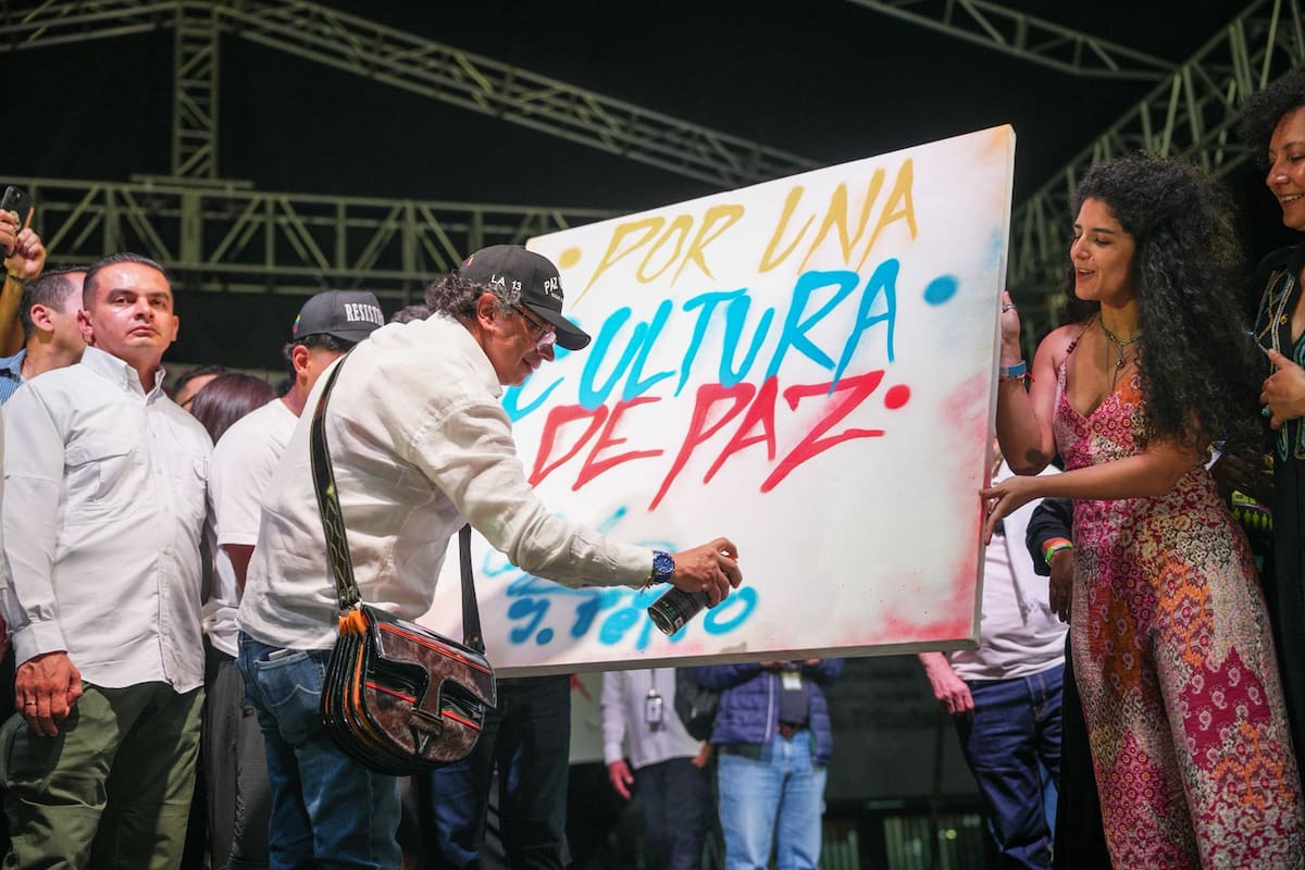 Denuncian asistencia de jefes de bandas criminales presos a acto de Petro en Medellín.