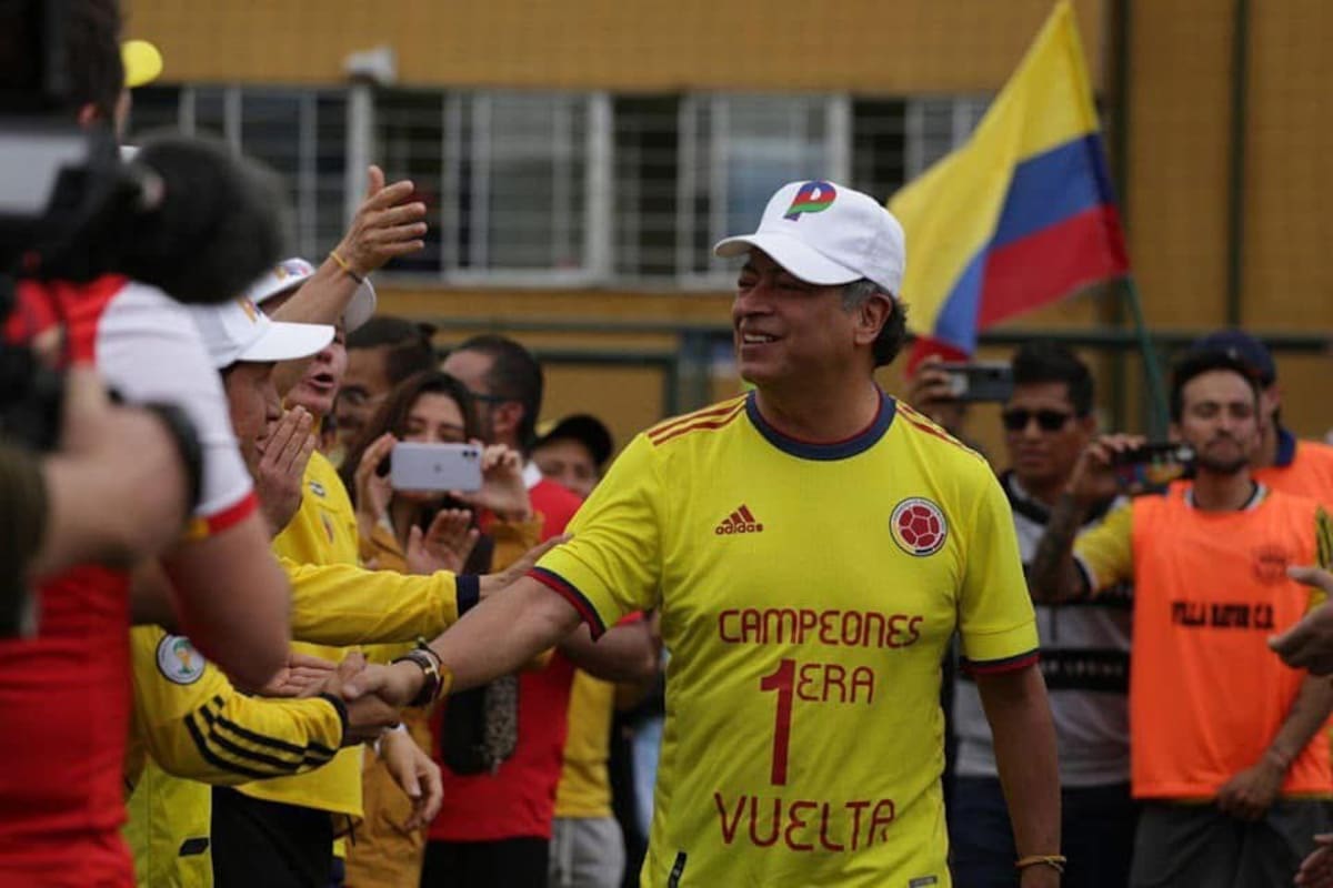 Gustavo Petro, usando la camiseta de Colombia en la campaña de las elecciones de 2022.