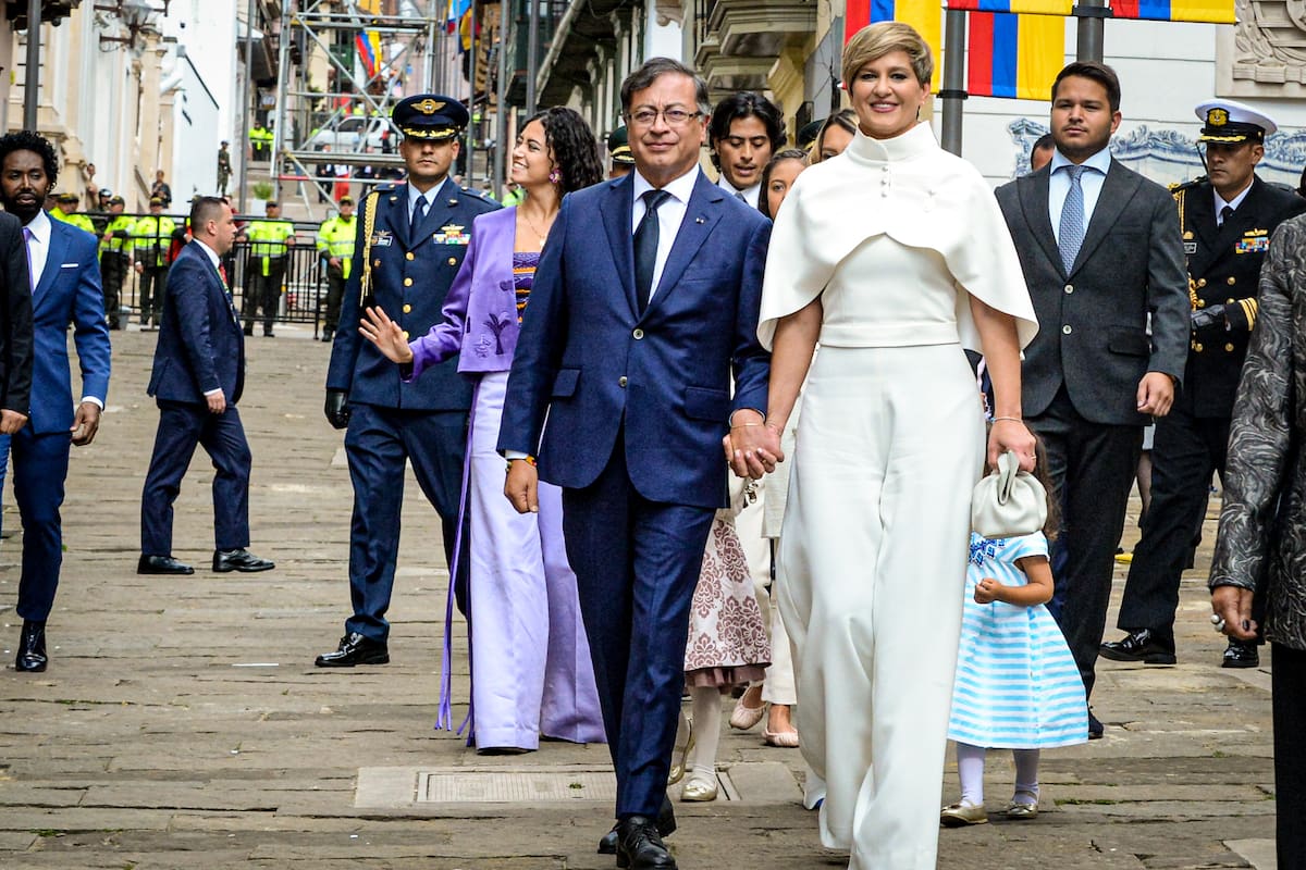 Gustavo Petro, presidente saliente de Colombia, junto a su exesposa Verónica Alcocer. // Foto: Cortesía - Presidencia.