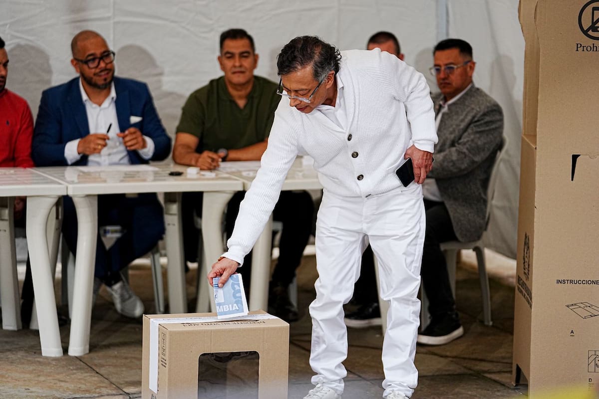 Gustavo Petro vota en elecciones y envía mensaje sobre democracia y poder en Colombia. | Foto. Colprensa.